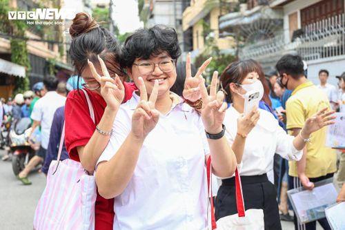 Em Hoàng Linh Chi, học sinh trường THPT Phan Đình Phùng, nhận xét đề thi Ngữ văn năm nay có nhiều điểm mới và khác so với các dạng đề đã ôn tập trước đó, song em vẫn hoàn thành bài thi khá tốt và tự tin có thể đạt khoảng 8 điểm.