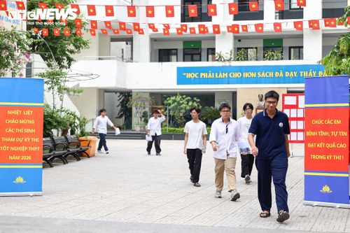 Các thí sinh rời phòng thi sau khi hoàn thành bài làm, phần lớn đều giữ tâm trạng thoải mái, tự tin và phấn khởi sau môn thi đầu tiên.