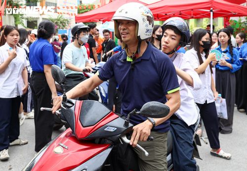 “Em nghĩ phần đọc hiểu sẽ ra thơ, nhưng thực tế lại là văn bản thông tin, còn phần phân tích lại vào thơ. Đặc biệt, câu nghị luận xã hội về 'cách để Việt Nam có thêm nhiều Steve Jobs' khiến em khá bất ngờ vì đây là chủ đề mới lạ. Dù vậy, em vẫn hoàn thành bài thi và kỳ vọng đạt trên 8 điểm môn Văn. Em hơi tiếc vì kết quả có thể không được như kỳ vọng ban đầu, nhưng vẫn giữ tinh thần lạc quan và sẽ cố gắng, tự tin bước vào môn Toán trong buổi thi tiếp theo,” Sơn chia sẻ.