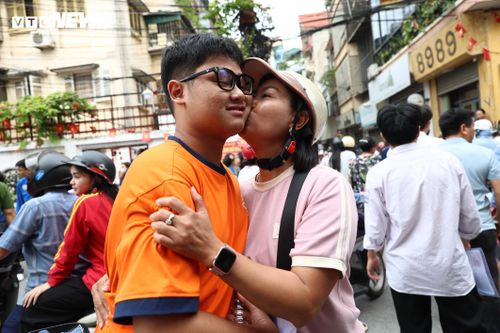 Sự quan tâm của các bậc phụ huynh đã tiếp thêm niềm tin và sự tự tin cho các thí sinh ngay sau khi hoàn thành môn thi đầu tiên của kỳ thi tốt nghiệp THPT.