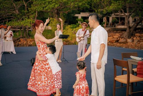 Nam diễn viên mời ban nhạc chơi những ca khúc du dương và chuẩn bị bàn tiệc nhỏ với hoa tươi cùng bánh kem để gây bất ngờ cho vợ. Bà xã Lý Thùy Chang cho biết, cô rất hạnh phúc trong buổi tiệc đầm ấm, ý nghĩa chồng dành riêng cho mình.