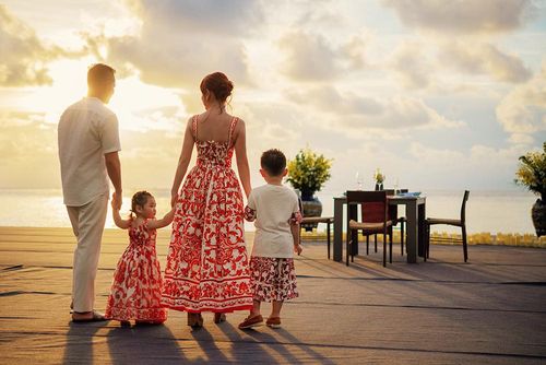 Tuy không còn hoạt động nghệ thuật nhưng Chi Bảo vẫn giữ mối quan hệ thân thiết với những nghệ sĩ như diễn viên Kim Thư, Bình Minh, ca sĩ Bảo Thy, Hoa hậu Hà Kiều Anh... Vợ chồng của nam diễn viên thường xuyên tổ chức giải đấu pickeball hoặc những bữa tiệc nhỏ tại nhà để gặp mọi người.