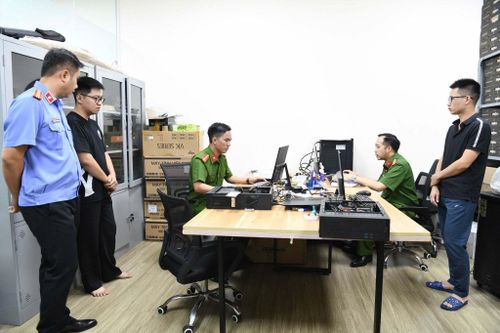 Cơ quan công an khám xét khẩn cấp, thu thập tài liệu chứng cứ liên quan Công ty TNHH MTV giải pháp công nghệ Tek-solution.