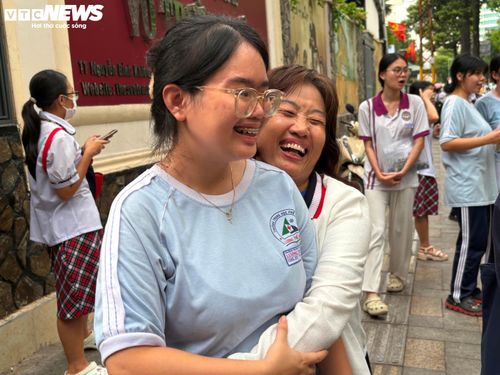 Niềm vui vỡ òa của phụ huynh khi con gái làm bài thi tốt.