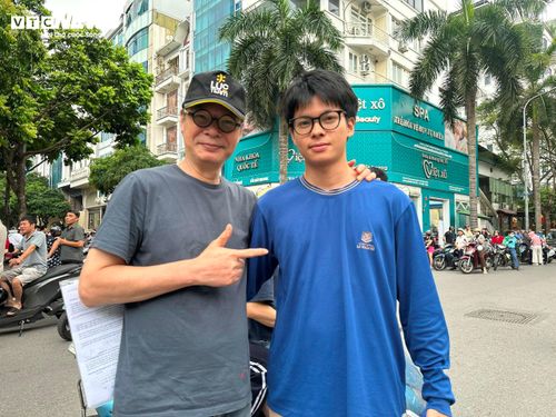 Thí sinh Trần Tú, con trai NSND Trần Lực tâm trạng thoải mái sau môn thi Toán.