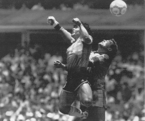 Pha bóng gây tranh cãi được gọi là "Bàn tay của Chúa" của Maradona. (Ảnh: AP)