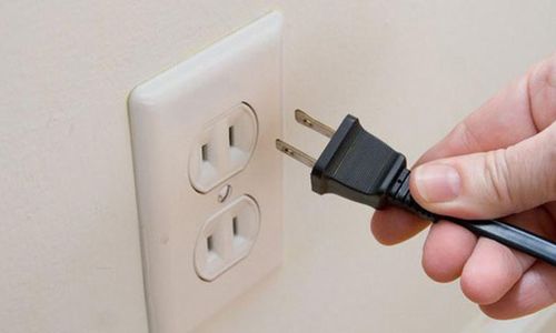 Nên rút phích cắm hoặc sử dụng ổ cắm có công tắc để ngắt hoàn toàn nguồn điện khi không sử dụng. (Ảnh minh họa)