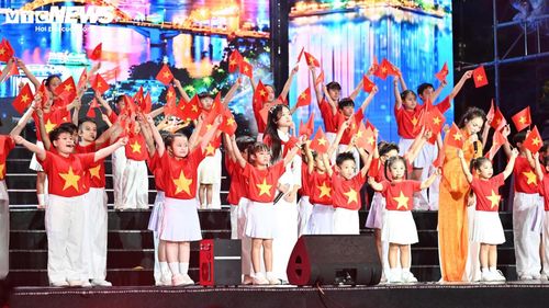 “Thông qua chuỗi sự kiện, chúng tôi mong muốn lan tỏa thông điệp bảo vệ an ninh Tổ quốc là quyền và trách nhiệm của toàn dân; mỗi người dân là một lá chắn, mỗi gia đình là một pháo đài trong thế trận lòng dân vững chắc”, Thiếu tướng Phạm Kim Đĩnh nhấn mạnh.