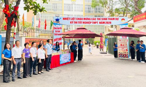 Lãnh đạo phường Kim Liên có mặt từ sớm chỉ đạo công tác bảo đảm an ninh trật tự tại khu vực thi. Ảnh: PV