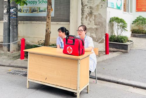 Lực lượng y tế được bố trí tại các điểm thi để sẵn sàng xử lý tình huống. Ảnh: PV