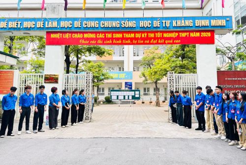 Đội hình thanh niên tình nguyện cũng có mặt từ sớm để sẵn sàng đón tiếp và hỗ trợ thí sinh. Ảnh: PV