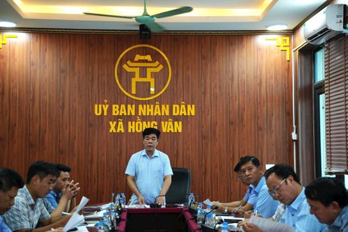 Chủ tịch UBND xã Hồng Vân Lê Tuấn Dũng phát biểu chỉ đạo hội nghị. Ảnh: Vũ Hậu.