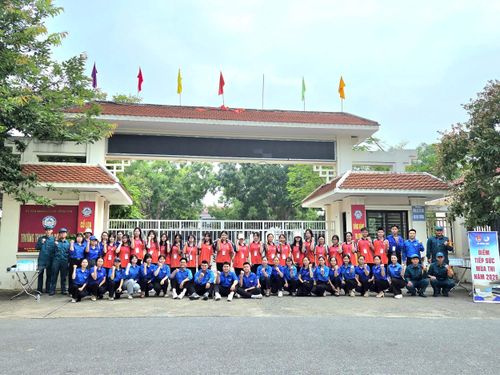 Lực lượng công an ứng trực từ sáng sớm tại điểm thi Trường THCS Đa Tốn (xã Bát Tràng) để phân luồng giao thông, bảo đảm an ninh trật tự khu vực cổng trường. Ảnh:MK