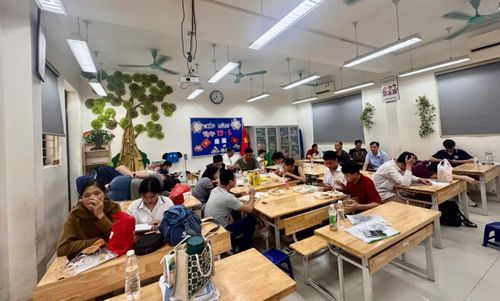 Sau khi thi xong, nhiều em học sinh ở xa đã chọn cách nghỉ ngơi và ăn uống tại điểm chờ. Ảnh: PV