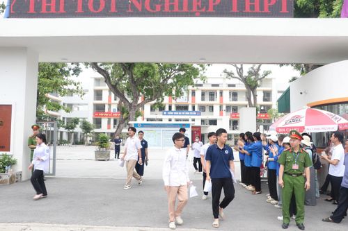 Các thí sinh đã hoàn thành xong 2 môn thi trong ngày đầu tiên. Ảnh: PV