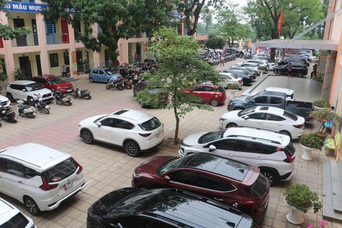Phụ huynh và thí sinh được gửi xe miễn phí tại điểm chờ. Ảnh: PV