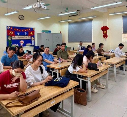 Tại điểm chờ, phụ huynh được bố trí nước uống, chỗ nghỉ ngơi trong khi chờ các thí sinh làm bài. Ảnh: PV