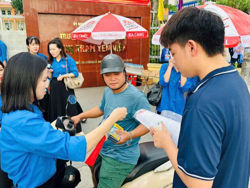 Lực lượng đoàn viên, thanh niên tham gia tiếp sức mùa thi. Ảnh: PV