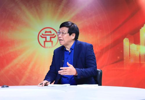 TS Nguyễn Quang, nguyên Giám đốc Chương trình UN-Habitat Việt Nam trao đổi tại Chương trình. Ảnh: Quang Thái