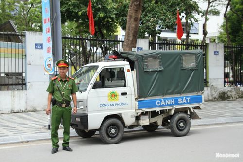 Cán bộ, chiến sĩ Công an phường Phú Thượng luôn túc trực tại các điểm thi để xử lý các tình huống bất ngờ có thể xảy ra. Ảnh: Hoàng Vũ