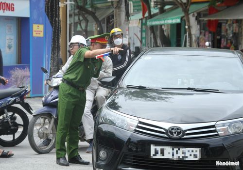 Công an phường Phú Thượng điều tiết giao thông để kỳ thi tốt nghiệp THPT năm 2026 trên địa bàn diễn ra an toàn, nghiêm túc. Ảnh: Hoàng Vũ