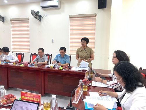 Đồng chí Phạm Thị Thu Hường, Trưởng ban Xây dựng Đảng phường Ba Đình trình bày báo cáo về công tác dân vận. Ảnh: PV