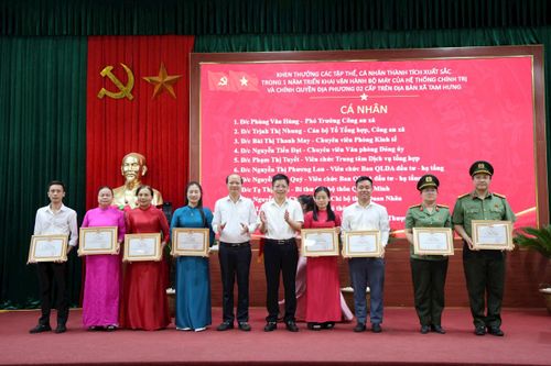 Các cá nhân tiêu biểu nhận Giấy khen của Ban Thường vụ Đảng ủy xã Tam Hưng. Ảnh: Bình Minh