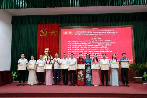 Các cá nhân tiêu biểu nhận Giấy khen của Ban Thường vụ Đảng ủy xã Tam Hưng. Ảnh: Bình Minh