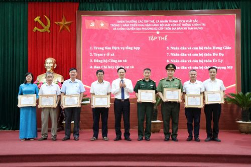 Chủ tịch UBND xã Tam Hưng Bùi Đình Thái trao thưởng cho các tập thể. Ảnh: Bình Minh