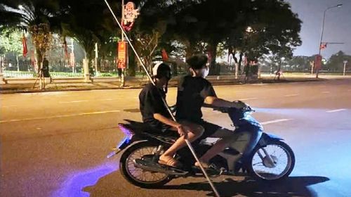 Nhiều thanh niên vác dao, kiếm, gậy sắt... ra đường rồi quay chụp lên mạng xã hội, tiềm ẩn nguy cơ mất an ninh trật tự công cộng. Ảnh: Cơ quan Công an cung cấp