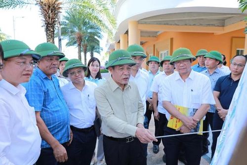 Bí thư Tỉnh ủy Thanh Hóa Lê Đức Thái và các thành viên trong đoàn kiểm tra thực địa Dự án Quảng trường biển, trục cảnh quan lễ hội.
