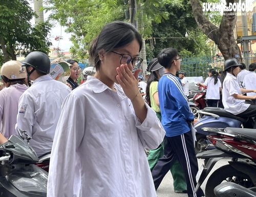 Thí sinh rời phòng thi với tâm trạng lo lắng.