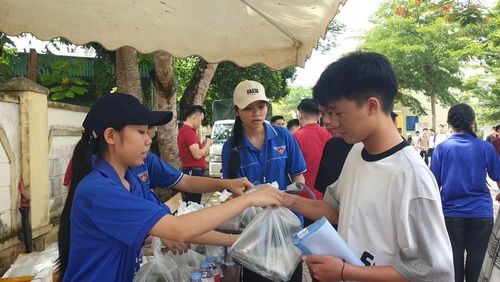 Hàng trăm suất cơm nóng hổi được trao tận tay thí sinh tại điểm thi trong kỳ thi tốt nghiệp THPT năm 2026.