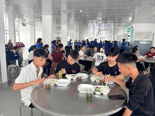Vượt qua những cung đường xa, nhiều thí sinh vùng cao còn nhận được sự tiếp sức từ những suất cơm miễn phí do thầy cô và các nhà hảo tâm trao tặng.