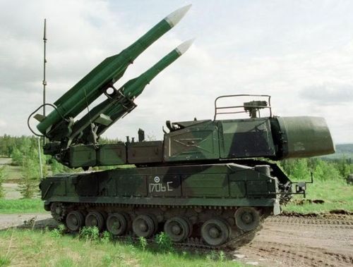 Xe mang phóng tự hành (TELAR) 9A310M1 của tổ hợp Buk-M1 tích hợp cả radar dẫn đường và nhận dạng mục tiêu nâng cấp bên cạnh bệ phóng, giúp tăng cự ly hoạt động thêm 25 - 30%.