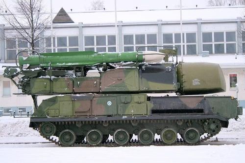 Vào năm 1996, Nga đã chuyển giao cho Phần Lan 3 hệ thống Buk-M1 để thanh toán một số khoản nợ công dưới thời Liên Xô. Tổ hợp này đã được Helsinki rút khỏi biên chế và thay thế bằng NASAMS cách đây vài năm, chúng ở trong kho bảo quản trước khi lấy ra giao cho Kyiv.