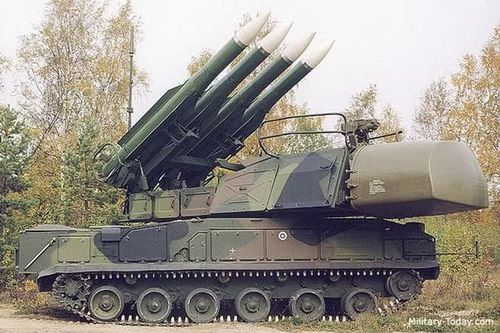 Thay đổi lớn nhất của Buk-M1 so với Buk là tổ hợp được trang bị đài radar phát hiện và chỉ thị mục tiêu 9S18M1 Kupol-M1 với ăng ten mảng pha, các thành phần đặt trên xe tự hành bánh xích GM-567M có tính năng vượt trội so với tổ hợp Buk nguyên bản.