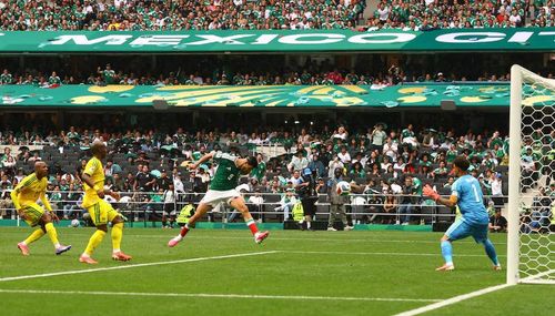 Pha đánh đầu vào khung thành của Raul Jimenez. Nguồn: Reuters.