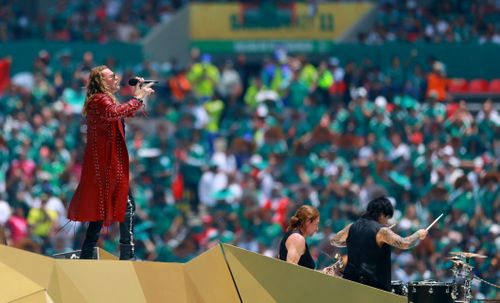  Mana (ban nhạc nổi tiếng của nước chủ nhà Mexico) biểu diễn tại lễ khai mạc World Cup 2026. Ảnh: Reuters. 