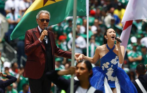  Danh ca người Italy, Andrea Bocelli một lần nữa góp mặt tại các sự kiện bóng đá lớn. Ảnh: Reuters. 