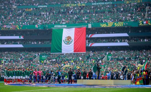  Nghi thức chào cờ cũng là nét mới nơi World Cup 2026 khi toàn bộ cầu thủ hai đội cùng tổ trọng tài sẽ đứng quanh vòng tròn giữa sân trong lúc quốc ca vang lên. Ảnh: Reuters. 