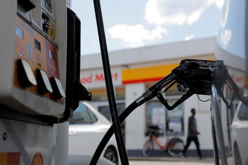 Những cuộc khủng hoảng luôn tạo nên sự thay đổi trong hành vi của con người. Ảnh: Reuters.