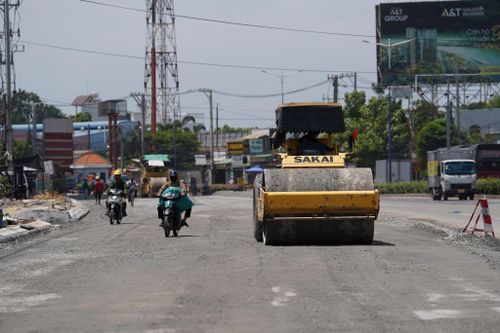  Ông Nguyễn Văn Tuấn, một công nhân lái xe lu tại dự án cho biết công trình đang bước vào giai đoạn nước rút nên đơn vị thi công duy trì cường độ làm việc liên tục dù thời tiết nắng nóng. 