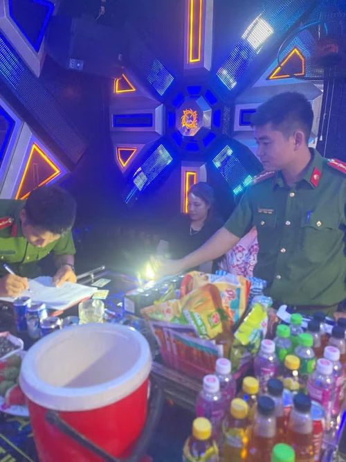 Công an xã Phượng Dực đã phối hợp với các đơn vị chức năng thường xuyên tổ chức kiểm tra việc chấp hành quy định về an ninh trật tự, phòng cháy chữa cháy, đăng ký lưu trú và quản lý lao động tại các cơ sở kinh doanh trên địa bàn.