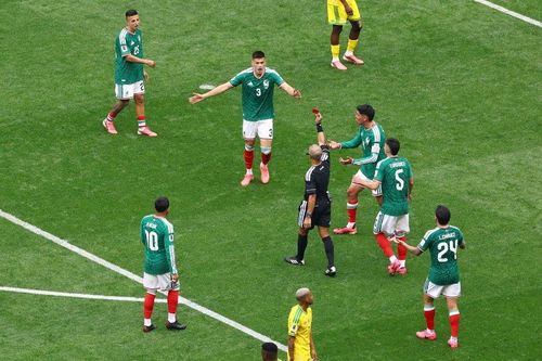 Cầu thủ Mexico và Nam Phi đều chuộng giày hồng. Ảnh: Reuters.