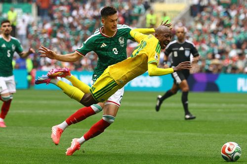 Mẫu giày hồng tạo cơn sốt tại World Cup 2026. Ảnh: Reuters.