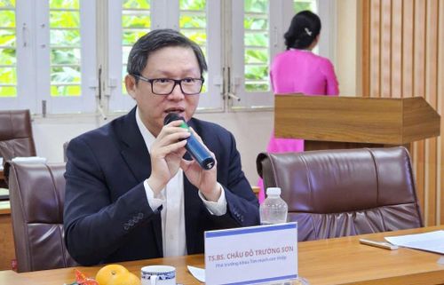 TS.BS Châu Đỗ Trường Sơn, Phó khoa Tim mạch Can thiệp, chia sẻ tại buổi họp báo. Ảnh: Nguyễn Thuận.