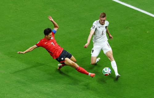  Son chơi đầy nỗ lực sau tiếng còi khai cuộc. Anh liên tục áp sát các cầu thủ CH Czech. Phút 12, cú sút cận thành của ngôi sao mang áo số 7 bị Robin Hranac lăn xả cản phá, báo hiệu một ngày thi đấu đầy khó khăn dành cho cầu thủ này. 