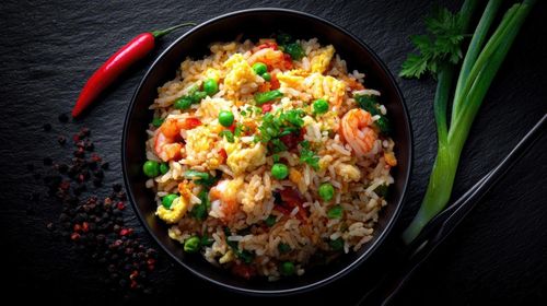  Cơm chiên là món ăn tuyệt vời để "tận dụng" phần cơm nguội còn thừa từ bữa trước, biến nó thành một đĩa cơm mới có hương vị thơm ngon, hạt cơm săn chắc và đậm đà hơn. Ảnh: Magnific. 