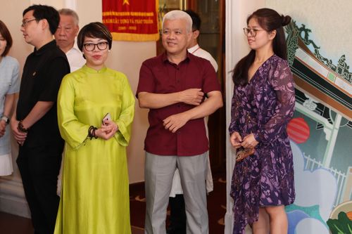  Bà Nguyễn Thị Thu Hường, Phó Giám đốc Quỹ Hỗ trợ bảo tồn di sản văn hóa Việt Nam (áo dài) trò chuyện cùng ông Nguyễn Lâm Thanh, Tổng giám đốc TikTok Việt Nam tại sự kiện. Ảnh: Quỹ Di sản. 
